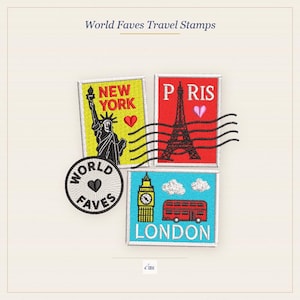 Puede incluir: Parches bordados con el texto World Faves Travel Stamps. Incluye un parche amarillo de Nueva York con la Estatua de la Libertad, uno rojo de París con la Torre Eiffel, uno azul de Londres con el Big Ben y un autobús, y un parche redondo World Faves.