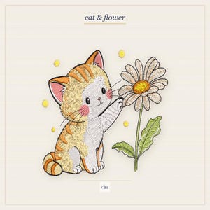 Puede incluir: Diseño bordado de un gato atigrado naranja que alcanza una margarita. El gato tiene mejillas rosadas y está rodeado de pequeñas estrellas amarillas. Las palabras "cat & flower" están en la parte superior.