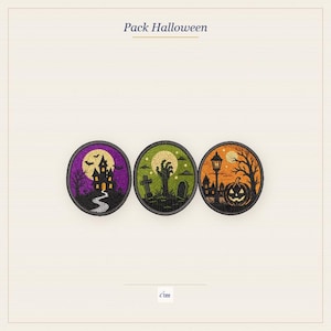 Puede incluir: Tres parches bordados circulares etiquetados como Pack Halloween. El primero presenta un fondo morado con una casa encantada, murciélagos y una luna llena. El segundo muestra un fondo verde con una mano de zombi, lápidas y una luna. El tercero muestra un fondo naranja con una calabaza, una farola y un árbol.