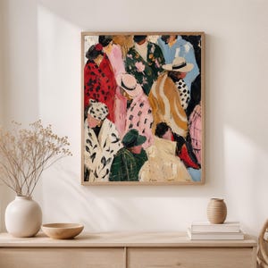 Puede incluir: Una impresión de arte mural rectangular enmarcada que presenta una pintura impresionista de una multitud. Las figuras están representadas con diversas prendas coloridas, incluidos abrigos rojos, rosas, verdes y beige, y varias personas llevan sombreros.