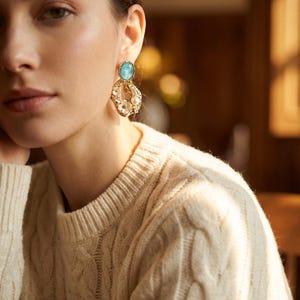 Puede incluir: Un juego de tres tazas de cerámica con un acabado moteado y mate. Las tazas son de color crema, gris claro y gris oscuro. Cada taza tiene un diseño simple y minimalista.