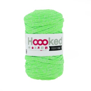 Può includere: Un gomitolo di filato Hoooked RibbonXL verde brillante. Il filato è di un vivace verde neon con macchie bianche. Un'etichetta bianca avvolge il filato, mostrando il nome del marchio e i dettagli del prodotto. Ideale per progetti creativi.