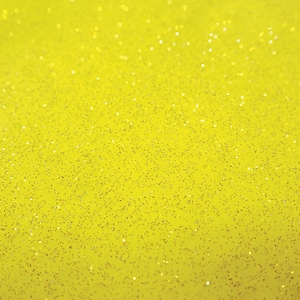 Könnte beinhalten: Nahaufnahme eines leuchtend gelben Hintergrunds mit einer Streuung winziger, funkelnder Glitzerpartikel. Der Glitzer verleiht der einfarbigen gelben Oberfläche einen subtilen Schimmer und Textur und erzeugt so einen optisch ansprechenden Effekt.