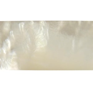 Puede incluir: Primer plano de un material blanco perlado con un patrón de remolino y mármol. El material tiene un acabado liso y brillante.