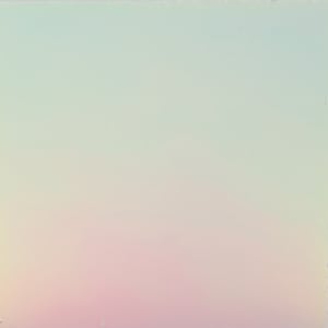 Puede incluir: Un fondo suave y degradado con una transición de color de azul claro a rosa. El fondo es de un color sólido sin patrones ni texturas.