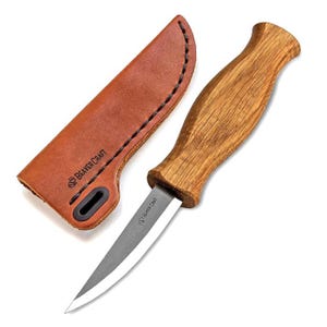 Puede incluir: Un cuchillo con mango de madera y hoja plateada, presentado con una funda de cuero marrón. El cuchillo y la funda llevan el texto "Beaver Craft". La funda está cosida con hilo negro.