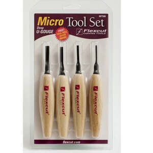 Może przedstawiać: Zestaw Micro Tool Set firmy Flexcut, zawierający cztery narzędzia do rzeźbienia z drewnianymi uchwytami i czarnymi ostrzami. Opakowanie zawiera napisy "Micro Tool Set", "Deep U-Gouge" i "Flexcut Carving Tools". Narzędzia są w przezroczystym blistrze.