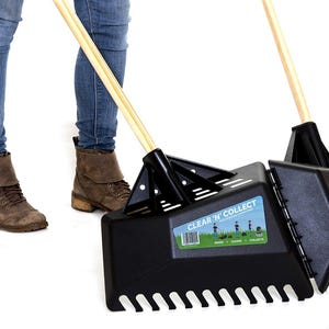 Puede incluir: Rastrillo de césped negro y gris con mango de madera. El rastrillo tiene una cabeza ancha con púas para recoger hojas y escombros. El texto "CLEAR 'N' COLLECT" es visible en el rastrillo.
