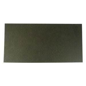 Pode incluir: Uma pe&ccedil;a retangular de feltro verde escuro.