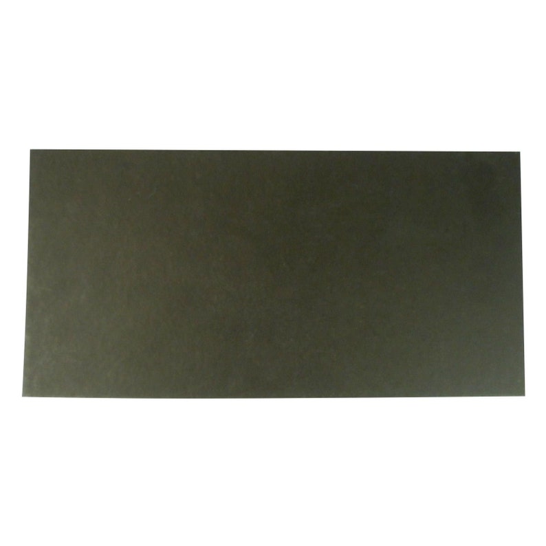 Pode incluir: Uma pe&ccedil;a retangular de feltro verde escuro.