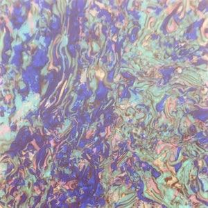 Op de afbeelding: Abstracte, iriserende achtergrond met draaiende patronen in tinten van blauw, groen, roze en goud.