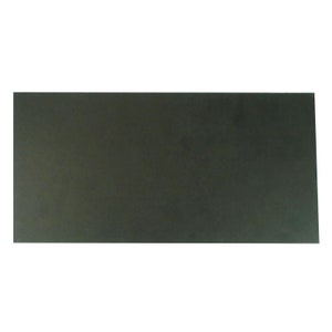 Pode incluir: Uma pe&ccedil;a retangular de material verde escuro s&oacute;lido. Parece ser um peda&ccedil;o de tecido ou papel.