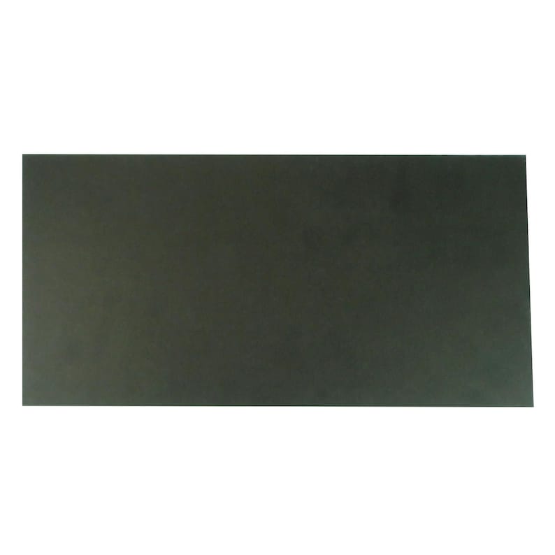 Pode incluir: Uma pe&ccedil;a retangular de material verde escuro s&oacute;lido. Parece ser um peda&ccedil;o de tecido ou papel.