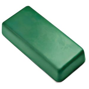 Könnte beinhalten: Ein fester, rechteckiger, smaragdgrüner Block mit abgerundeten Kanten. Das Objekt hat eine glatte, matte Oberfläche und ist vor einem weißen Hintergrund platziert. Die Form des Blocks deutet darauf hin, dass es sich um Seife, eine Polierpaste oder ein ähnliches festes Produkt handeln könnte.