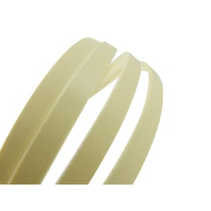 Op de afbeelding: Een close-up van drie strengen off-white houtfineer afwerking. Het fineer is glad en heeft een subtiel nerfpatroon.