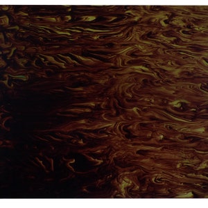 Peut inclure: Œuvre d'art abstraite avec un motif tourbillonnant dans des tons de marron, d'or et de noir. Le design présente une texture fluide et organique, créant une sensation de profondeur et de mouvement. La palette de couleurs évoque une ambiance chaleureuse et terreuse.