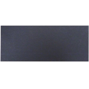 Pode incluir: Um peda&ccedil;o retangular de tecido de cor preta s&oacute;lida.