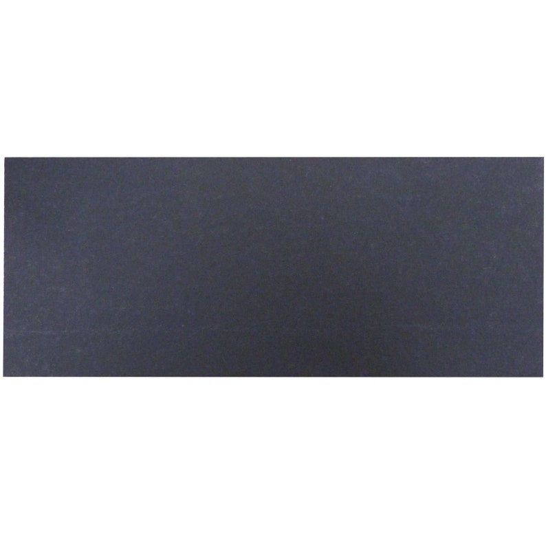 Pode incluir: Um peda&ccedil;o retangular de tecido de cor preta s&oacute;lida.