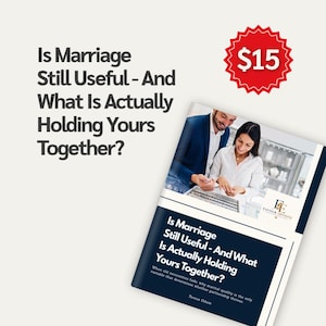 以下が含まれることがあります： Teresa Odum著の書籍「Is Marriage Still Useful - And What Is Actually Holding Yours Together?」。表紙には、ジュエリーを見ている二人の写真、Favour Editionsのロゴ、そして濃紺の背景に白文字で書かれたタイトルが掲載されています。