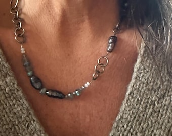 Collar asimétrico de perlas negras tahitianas: labradorita, piedra lunar, plata de ley forjada a mano (47 cm).