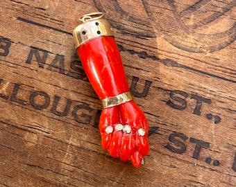 Amuleto antiguo italiano de coral Figa con colgante de oro de 14k