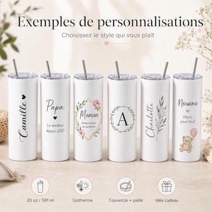 Op de afbeelding: Zes witte 591 ml roestvrijstalen bekers met deksels en metalen rietjes. Elke beker heeft unieke ontwerpen met namen zoals Camille, Papa, Maman, Charlotte en Nounou, samen met bloemen-, krans- en teddybeer-afbeeldingen.