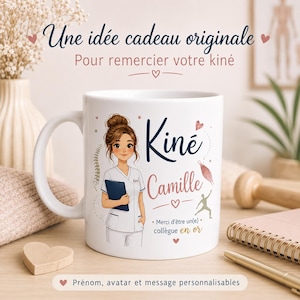 Peut inclure: Un mug en céramique blanc illustré d'un personnage de kinésithérapeute tenant un dossier, avec les inscriptions "Kiné", "Camille" et "Merci d'être un(e) collègue en or" en bleu foncé et rose, agrémenté de petits cœurs et d'icônes anatomiques.