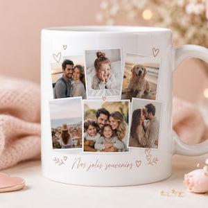 Può includere: Una tazza in ceramica bianca con un collage di sei fotografie personali disposte a griglia. Il design include piccole illustrazioni di cuori marroni e il testo in corsivo "Nos jolis souvenirs" stampato in marrone sul fondo.