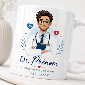 Może przedstawiać: Biały ceramiczny kubek z ilustracją lekarza w okularach, ubranego w biały fartuch i stetoskop. Na kubku znajduje się napis Dr. Prénom oraz MÉDECIN AVEC PASSION, a także grafiki przedstawiające serca i symbole medyczne.