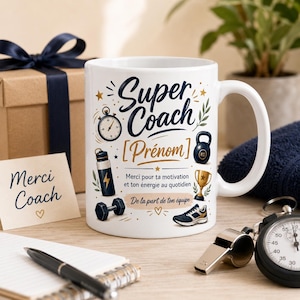 Può includere: Una tazza in ceramica bianca con la scritta Super Coach [Prénom] in blu scuro e oro. La grafica include un cronometro, una borraccia, un kettlebell, un trofeo e una scarpa sportiva. Il testo recita Merci pour ta motivation et ton énergie.