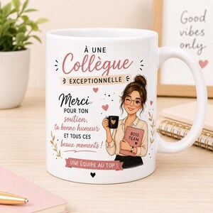 Könnte beinhalten: Eine weiße Keramik-Tasse mit einer Grafik einer Person mit Brille, die eine schwarze Tasse und ein rosa Buch mit der Aufschrift BOSS TEAM hält. Der Text lautet À UNE Collègue EXCEPTIONNELLE, Merci POUR TON soutien, ta bonne humeur ET TOUS CES beaux moments ! UNE ÉQUIPE AU TOP !