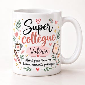 Może przedstawiać: Biały ceramiczny kubek z francuskim napisem Super collègue Valérie Merci pour tous ces beaux moments partagés. Wzór zawiera ilustracje filiżanki kawy, długopisu, notatnika, małych różowych serc oraz zielonych gałązek z listkami.