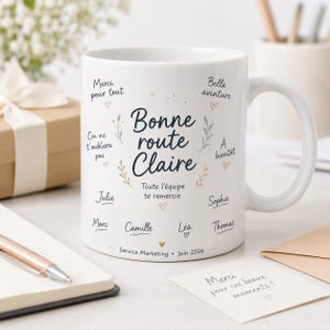 Può includere: Una tazza in ceramica bianca con il testo blu scuro "Bonne route Claire" circondato da piccole icone a forma di cuore, rametti botanici e i nomi Julie, Marc, Camille, Léa, Sophie e Thomas. Include le frasi "Merci pour tout", "Belle aventure", "On ne t'oubliera pas", "À bientôt", "Toute l'équipe te remercie", "Service Marketing" e "Juin 2026".