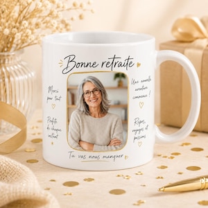 Può includere: Una tazza in ceramica bianca con una foto rettangolare centrale di una persona sorridente con capelli grigi e occhiali. Il testo recita Bonne retraite, Merci pour tout, Une nouvelle aventure commence, Profite de chaque instant, Repos, voyages et passions, Tu vas nous manquer.