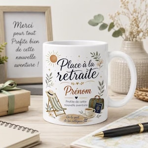 Peut inclure: Un mug en céramique blanc avec le texte Place à la retraite, Prénom, et Profite de cette nouvelle aventure, orné d'illustrations d'un soleil, d'une chaise longue, d'une tasse de café, d'un sac de voyage, d'un passeport et de feuillage.