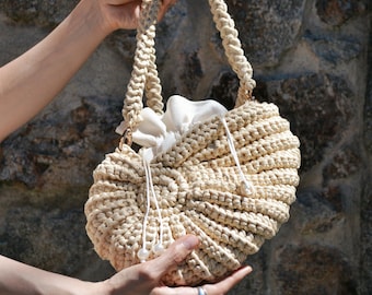 Borsa a tracolla in cotone lavorata all'uncinetto a mano con conchiglie, borsa da spiaggia boho ispirata all'oceano.