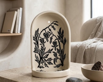 Handbemalte himmlische Wolf-Keramik-Altar, handwerklicher Keramik-Schrein für achtsame Räume, minimalistisches Wandbehang-Dekor, einzigartiges spirituelles Geschenk