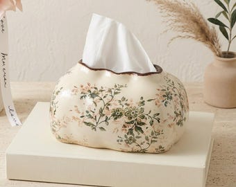 Elegante funda de cerámica color crema con estampado floral para caja de pañuelos, borde festoneado con ribete marrón, decoración vintage para el hogar.