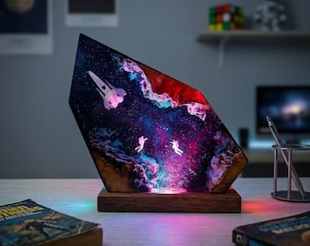 Astronaut Galaxy Harz Holz Lampe, Kosmische Nebel Nachtlicht, Handgefertigte Weltraum Kunst, Minimalistisches Luxus Dekor, Handwerkers Epoxy Geschenk für Weltraum Liebhaber