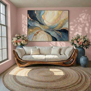 Sofá curvo de madera maciza hecho a mano, sofá escultural con cojines color crema, muebles modernos y orgánicos para la sala de estar.