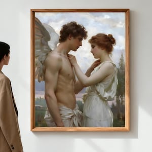 Puede incluir: Un cuadro enmarcado de una escena clásica con un hombre y una mujer, posiblemente un ángel. El cuadro está en un marco de madera. Una persona con una blazer color beige y pantalones negros está de pie frente al cuadro.