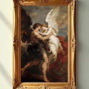 Puede incluir: Una pintura enmarcada representa a dos figuras abrazándose, una con alas oscuras y la otra con alas blancas. Las figuras están en un abrazo apasionado, sobre un cielo nublado. El marco dorado ornamentado añade un toque de elegancia a la obra.
