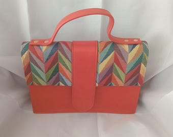 Bolso de cuero y cera tejido a mano