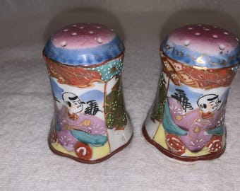 Salero y pimentero asiáticos vintage Porcilian
