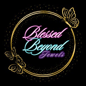 Może przedstawiać: Okrągła złota ramka o brokatowej fakturze otacza napis Blessed Beyond Jewels. Słowo Blessed jest różowe, Beyond jasnoniebieskie, a Jewels fioletowe. Trzy złote motyle są umieszczone na krawędziach ramki.