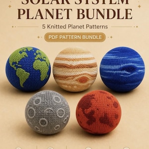 Może przedstawiać: Zestaw wzorów PDF zatytułowany SOLAR SYSTEM PLANET BUNDLE 5 Knitted Planet Patterns zawierający pięć sferycznych dzianinowych planet, w tym Ziemię, Jowisza, Neptuna, Księżyc i Marsa, z ikonami szczegółowych instrukcji i pobierania.