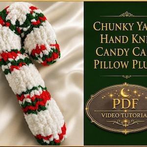Pode incluir: Uma almofada de pelúcia em forma de bengala doce, tricotada à mão com fio grosso em riscas brancas, vermelhas e verdes. O texto à direita diz: CHUNKY YARN HAND KNIT CANDY CANE PILLOW PLUSH, e abaixo, um emblema oval: PDF VIDEO TUTORIAL.