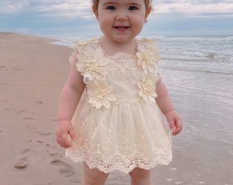 Tutina da neonata in pizzo color crema / Completo stile boho per bambina / Completo per il primo compleanno e per servizi fotografici