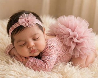 Neugeborener Spitzen-Strampler Set | Baby Mädchen Foto Outfit mit Stirnband | Photorequisite