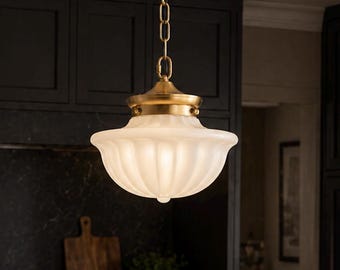 Schulhaus Pendelleuchte, 9 Zoll Messing Gold Milchglas Anhänger Beleuchtung, Mitte des Jahrhunderts moderne hängende Deckenleuchte Kücheninsel, Schlafzimmer